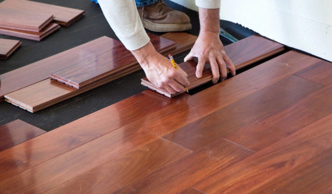 posatori professionisti di pavimentazioni in vero legno prefinito